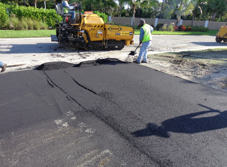 When a flat plate tilts to rise up over a pile of mix, part of the plate will gouge the mat while part of the plate will be overfed. This results in a dip in the mat that the crew will need to correct ASAP. The quality-minded crew can do that with ease if you’ve prepared them ahead of time for single-lift paving.
