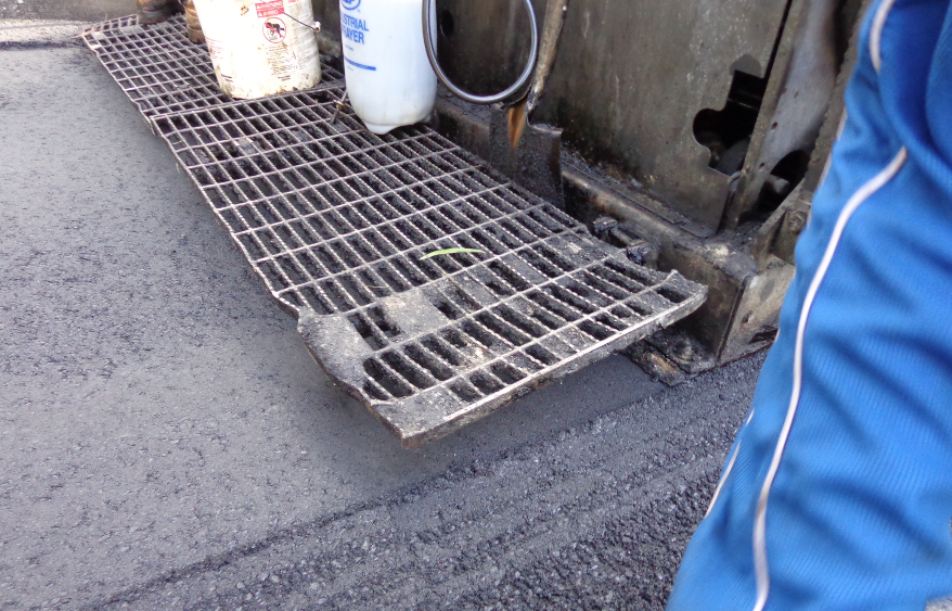 Pay attention to the cleanliness of the screed overall to keep cold chunks of material from randomly affecting your asphalt mat. Photos courtesy John Ball of Top Quality Paving and Training.