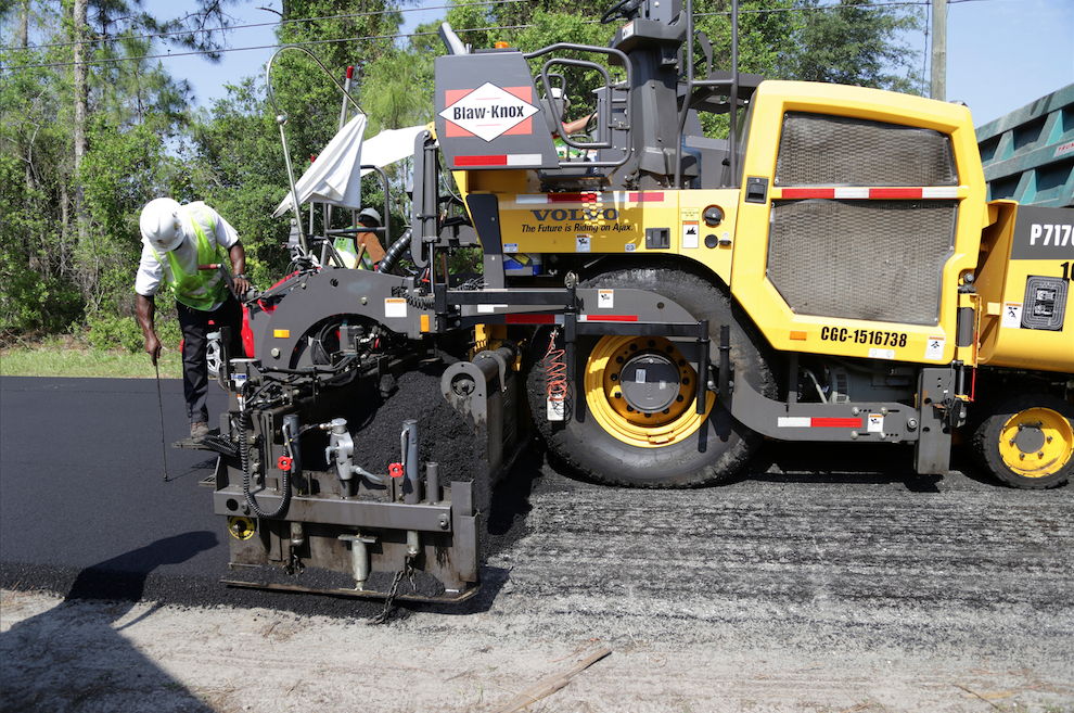 The Volvo P7170 paver is fitted with the Ultimat® 200, allowing paving widths of up to 20 feet, which gives the Ajax Paving Industries crew the ability to pull a full lane in one pass.