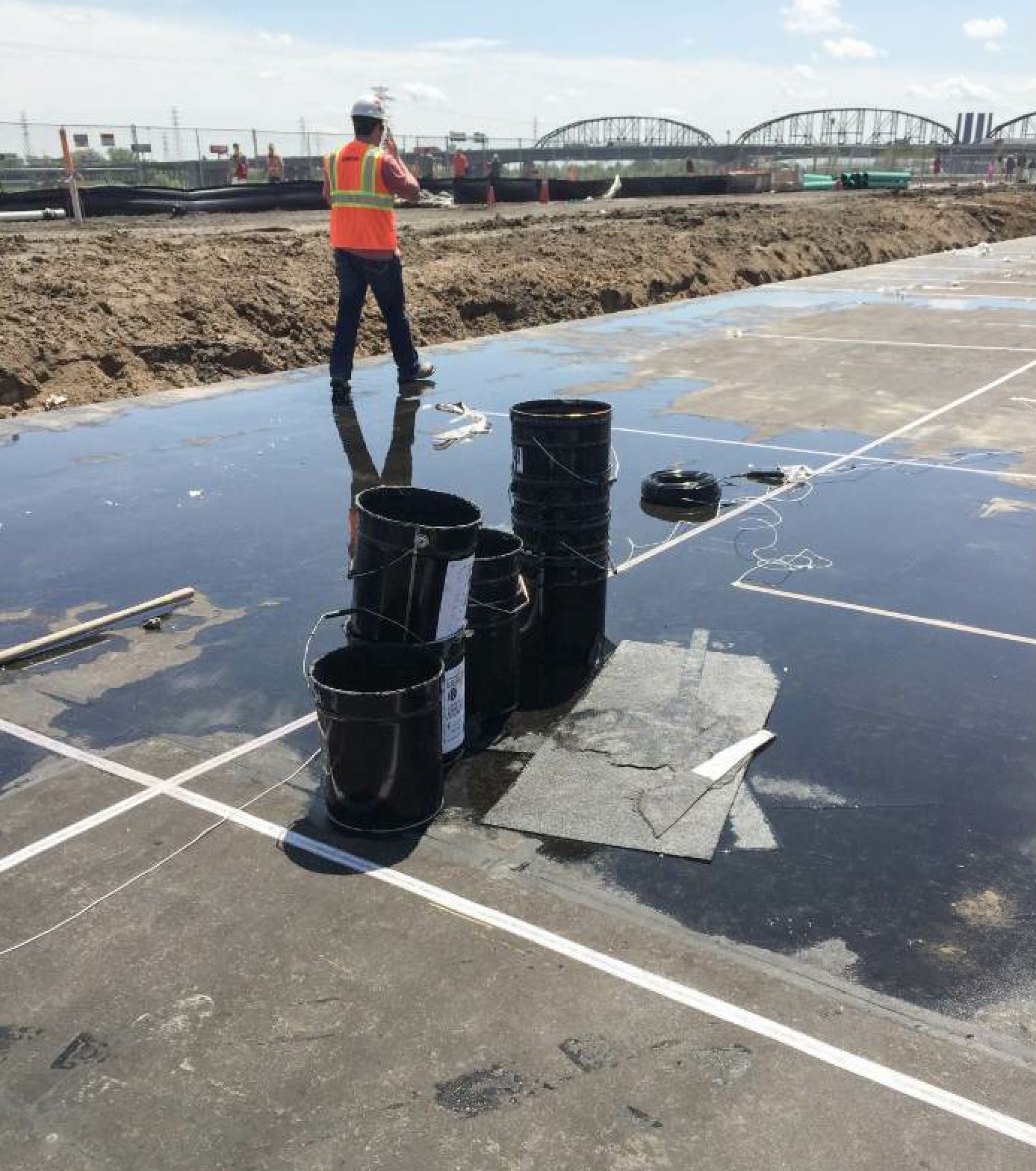 Two layers of adhesive bitumen sheet waterproofing and a permanent leak protection board have been installed at this stage.