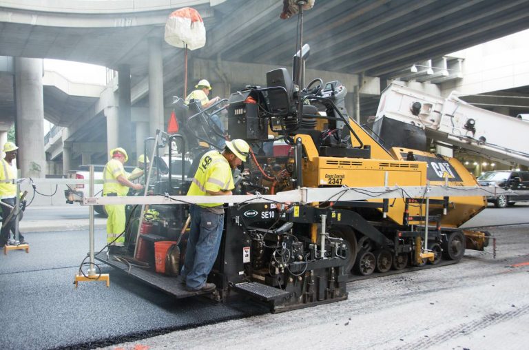 To meet the smoothness spec on the I-670 Loop, the Superior Bowen crew performed the paving non-stop. That started with feeding the Cat® AP1055F paver with a material transfer machine. All photos courtesy Caterpillar.