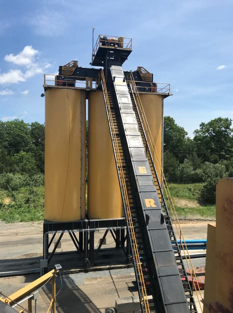 Meeker Equipment’s heavy duty drag slat conveyors and storage silos